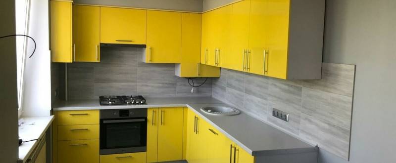 жёлтая угловая кухня